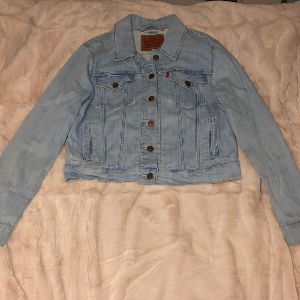 Light wash Levi’s short slim jean jacket